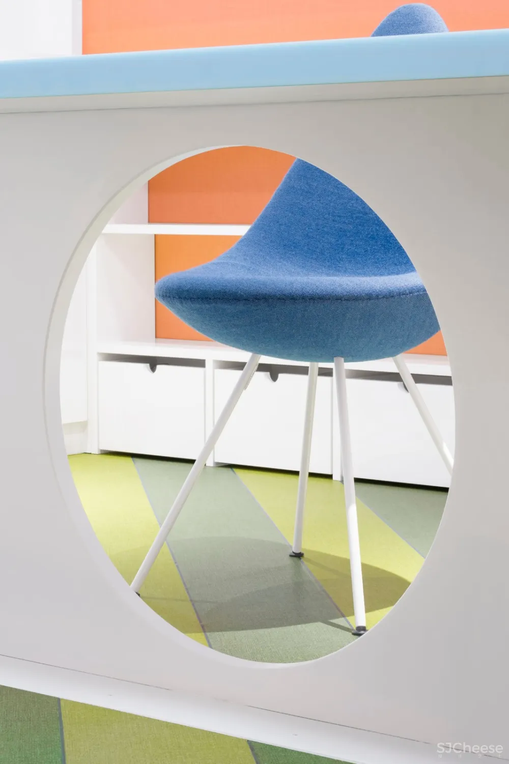 首发 | Adam Nathaniel Furman,在这间日本公寓里,色彩斑斓的粉彩随处可见