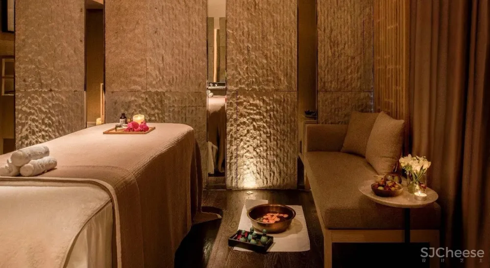 闹市中的木系SPA