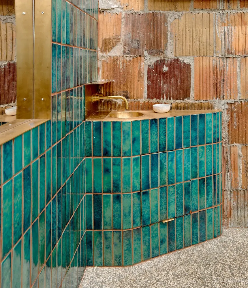 首发 | Kilogram Studio：古董车厢弧形商店