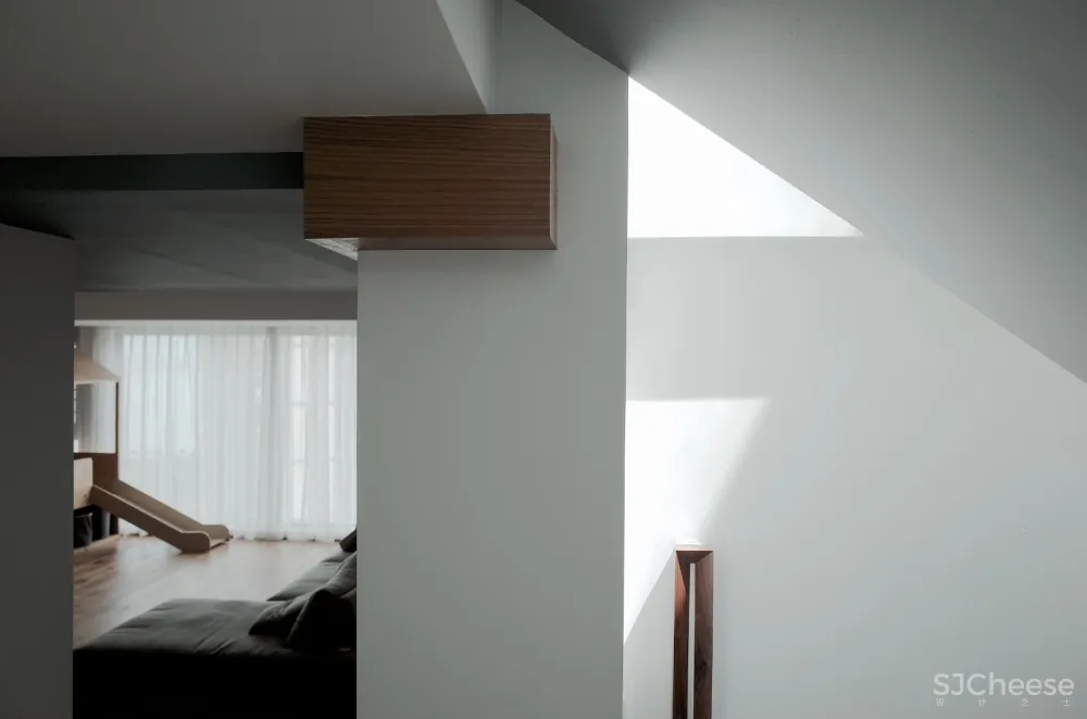 【理居】这个家里有个“不正经”客厅,小孩也可以没有“规矩” 
<span style="position: relative; bottom: 2px; display: inline-block; vertical-align: middle; margin-left: 8px; width: 20px; height: 20px; background: #ffd914; text-align: center; font-size: 14px; border-radius: 3px;">首</span>