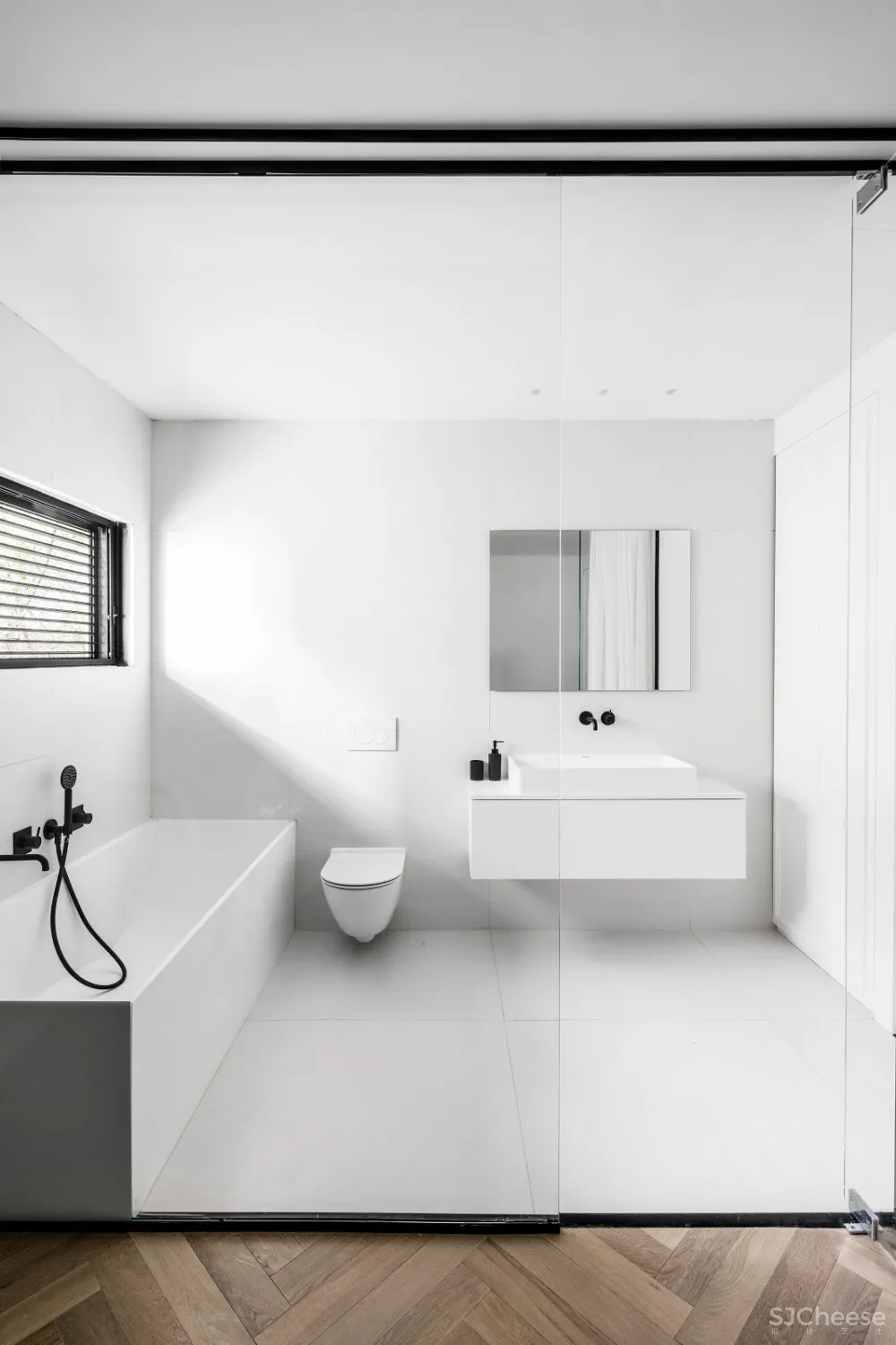 首发 | Maayan Zusman为一对高大的运动型夫妇翻新特拉维夫公寓