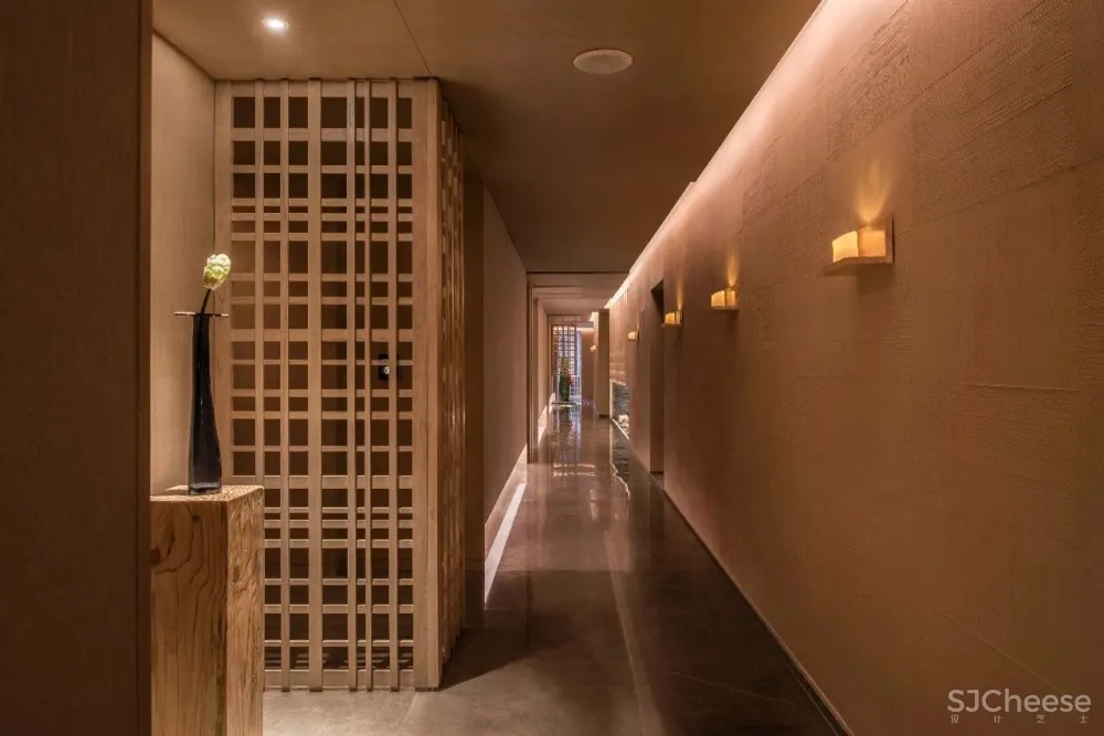 闹市中的木系SPA