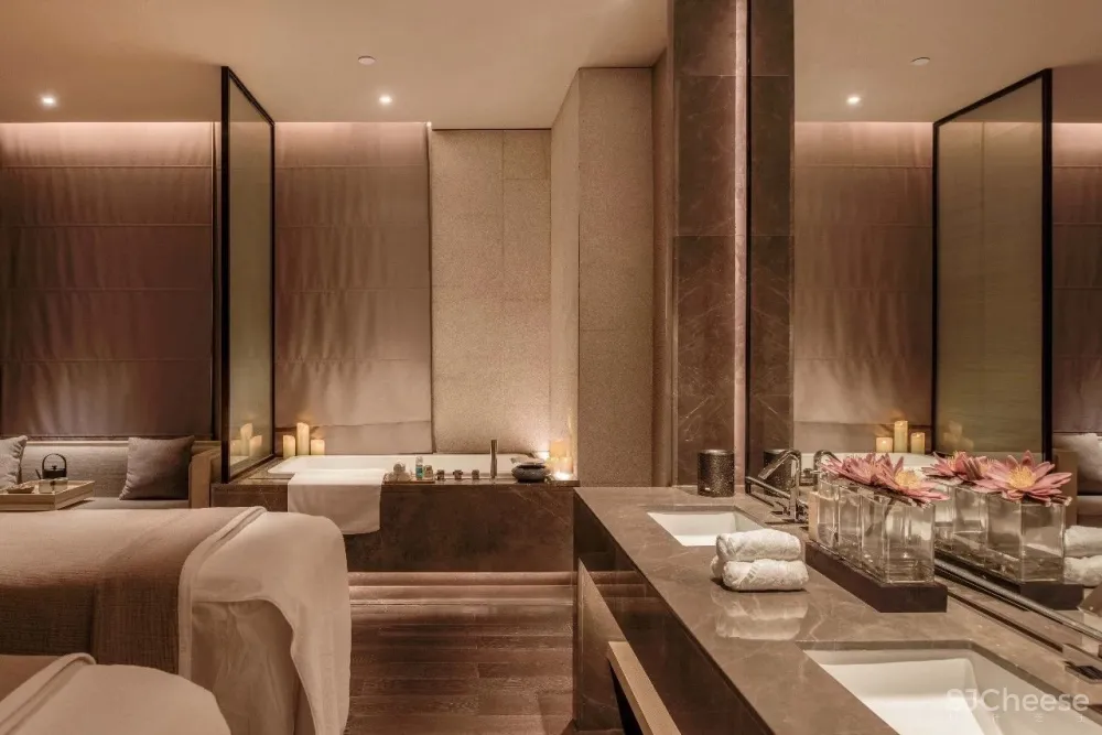 闹市中的木系SPA