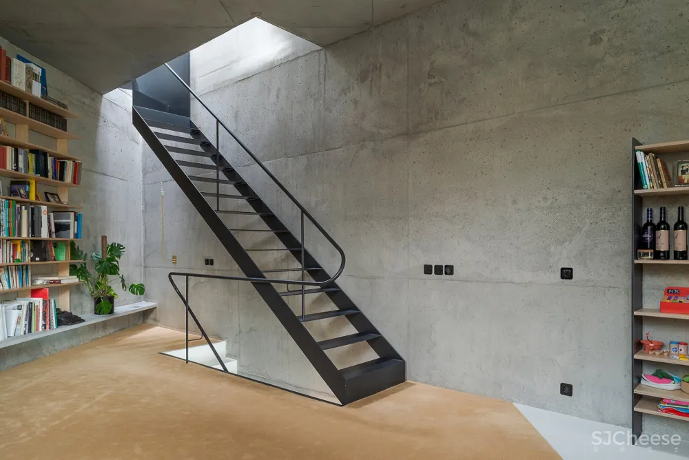 三角形住宅,里斯本 / STUDIO_LPP 
<span style="position: relative; bottom: 2px; display: inline-block; vertical-align: middle; margin-left: 8px; width: 20px; height: 20px; background: #ffd914; text-align: center; font-size: 14px; border-radius: 3px;">首</span>