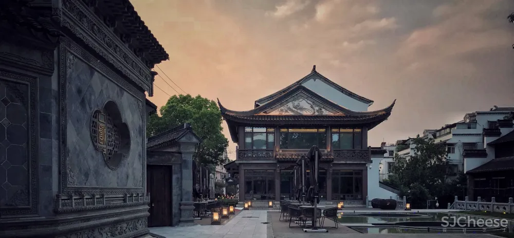 集美组丨南京夜泊秦淮南都会酒店丨临岸听桨,枕水而息