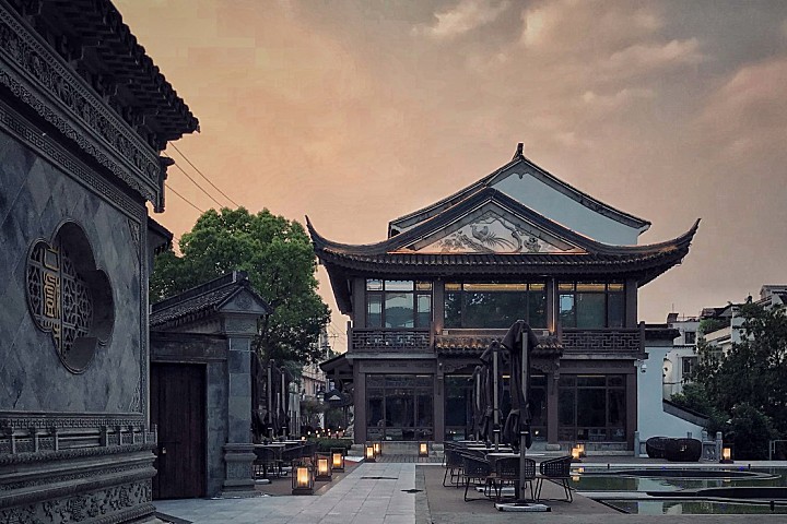 集美组丨南京夜泊秦淮南都会酒店丨临岸听桨，枕水而息