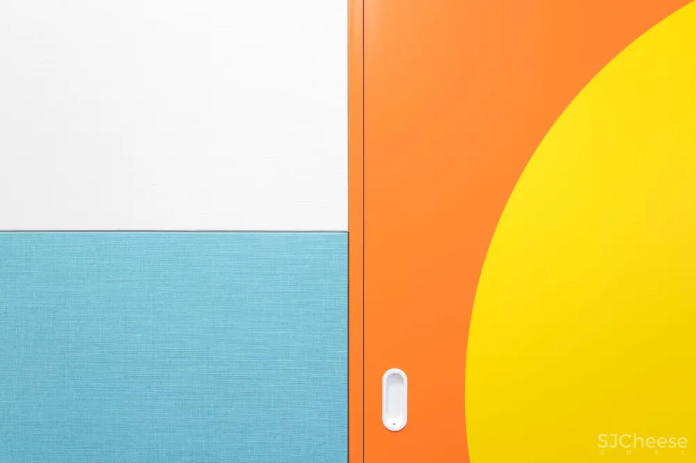 首发 | Adam Nathaniel Furman,在这间日本公寓里,色彩斑斓的粉彩随处可见