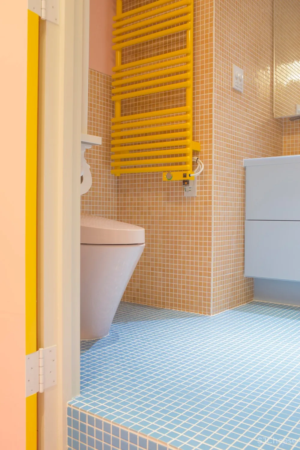 首发 | Adam Nathaniel Furman,在这间日本公寓里,色彩斑斓的粉彩随处可见