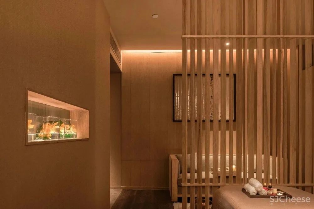 闹市中的木系SPA