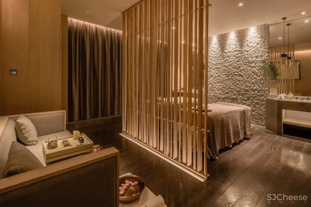 闹市中的木系SPA