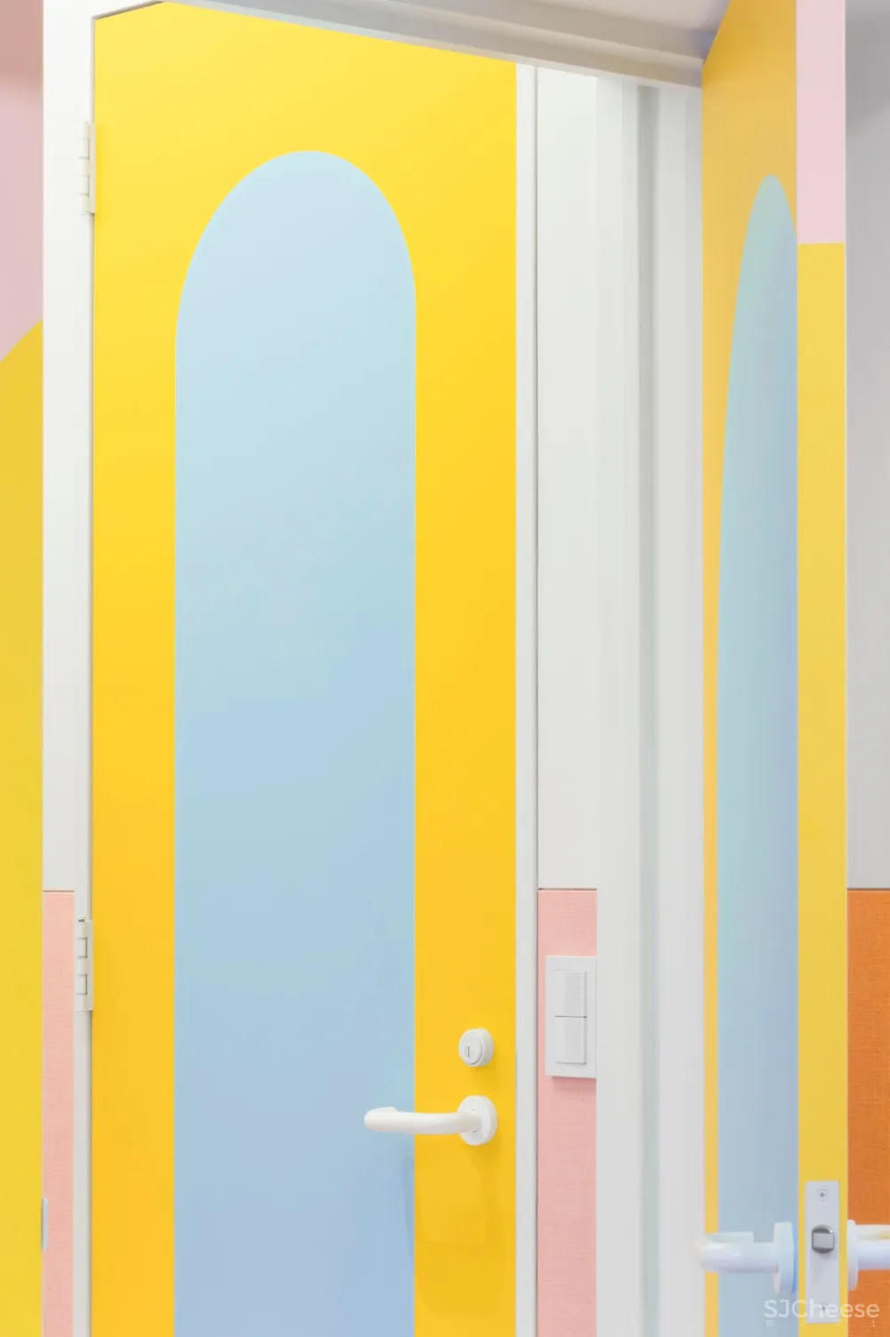 首发 | Adam Nathaniel Furman,在这间日本公寓里,色彩斑斓的粉彩随处可见