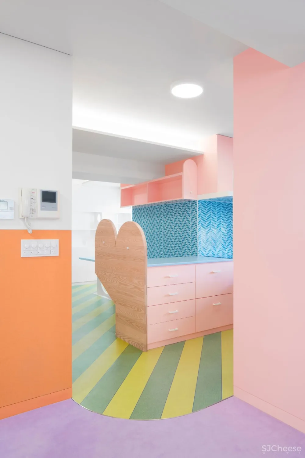 首发 | Adam Nathaniel Furman,在这间日本公寓里,色彩斑斓的粉彩随处可见