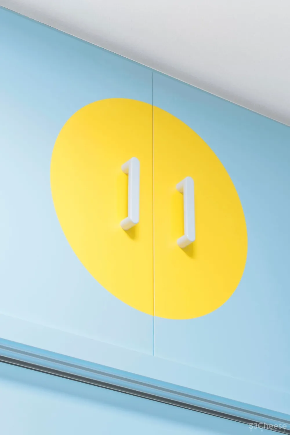 首发 | Adam Nathaniel Furman,在这间日本公寓里,色彩斑斓的粉彩随处可见