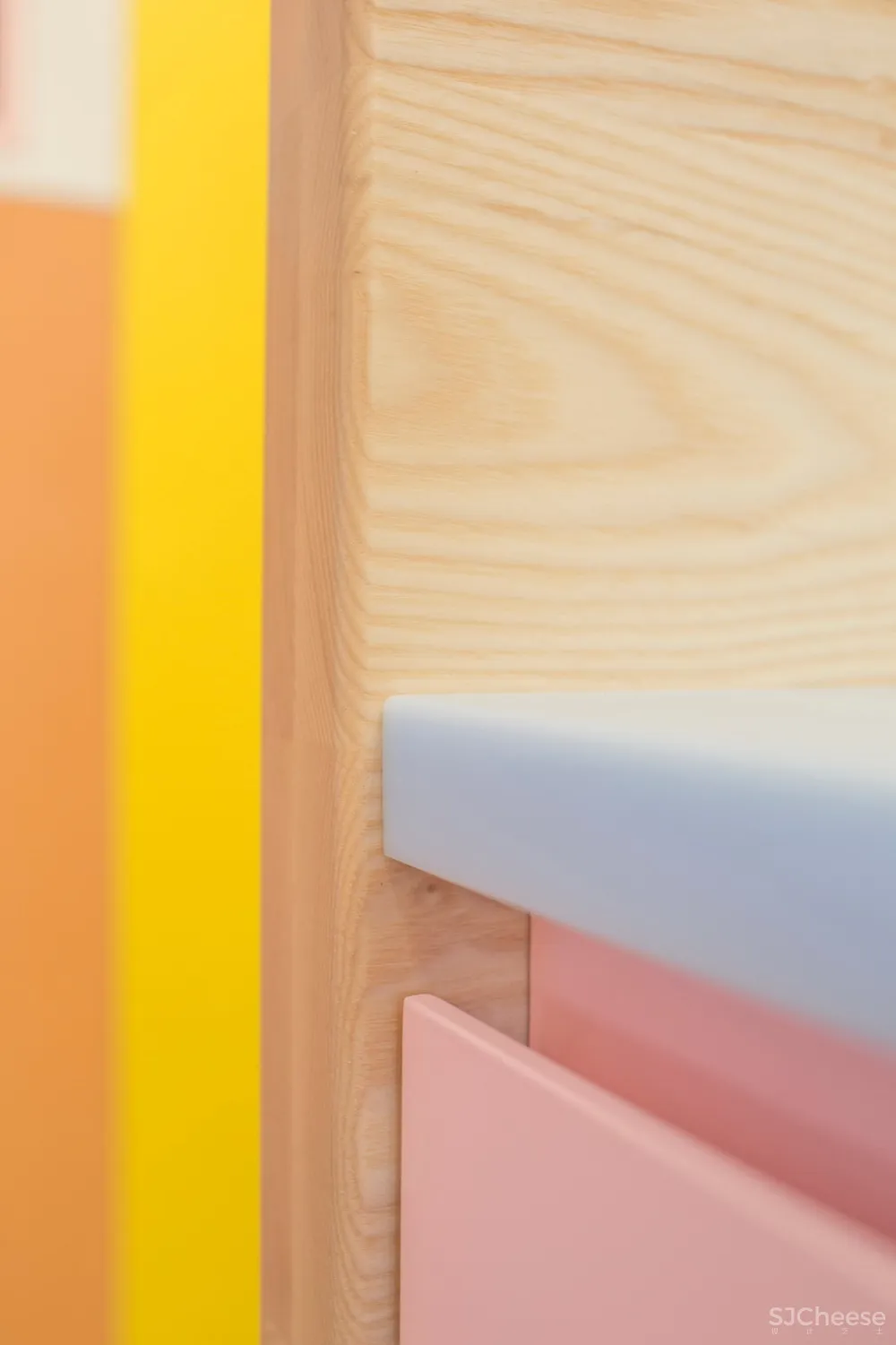 首发 | Adam Nathaniel Furman,在这间日本公寓里,色彩斑斓的粉彩随处可见