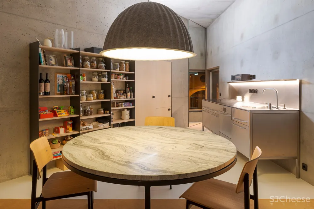 三角形住宅,里斯本 / STUDIO_LPP 
<span style="position: relative; bottom: 2px; display: inline-block; vertical-align: middle; margin-left: 8px; width: 20px; height: 20px; background: #ffd914; text-align: center; font-size: 14px; border-radius: 3px;">首</span>