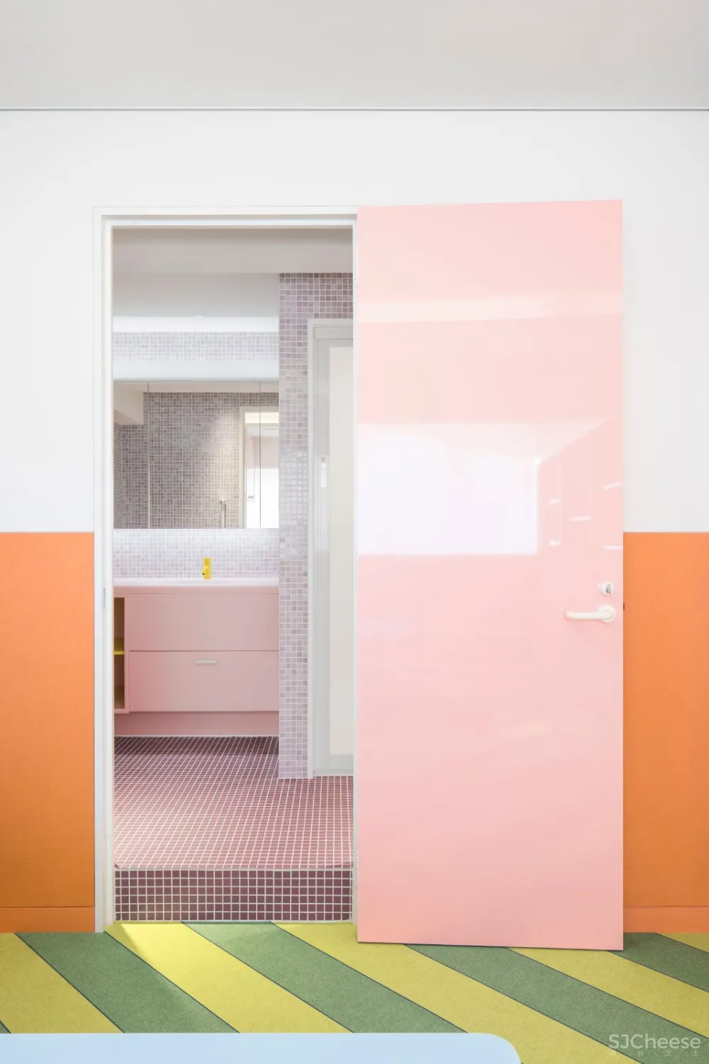 首发 | Adam Nathaniel Furman,在这间日本公寓里,色彩斑斓的粉彩随处可见