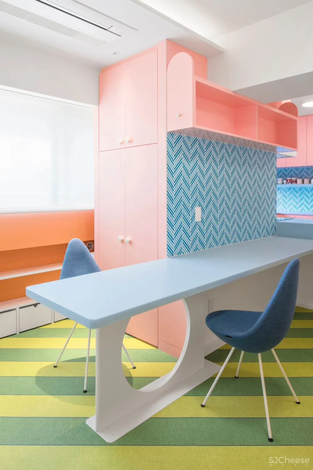 首发 | Adam Nathaniel Furman,在这间日本公寓里,色彩斑斓的粉彩随处可见