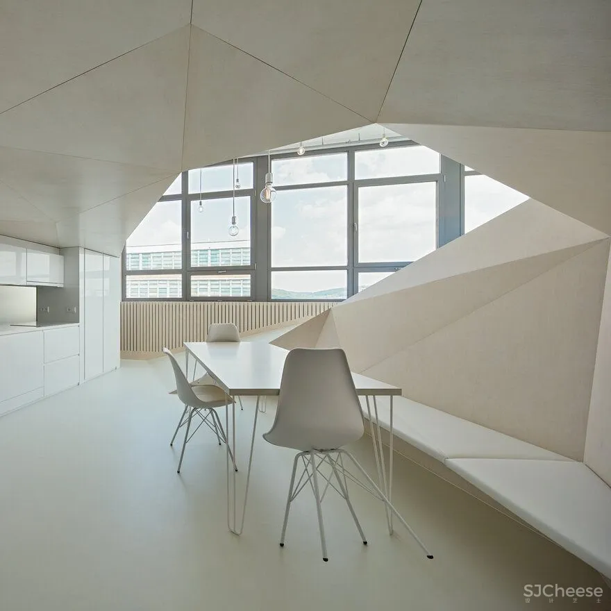 Loft 32,Zlin具有抽象的组成与工业方面 
<span style="position: relative; bottom: 2px; display: inline-block; vertical-align: middle; margin-left: 8px; width: 20px; height: 20px; background: #ffd914; text-align: center; font-size: 14px; border-radius: 3px;">首</span>