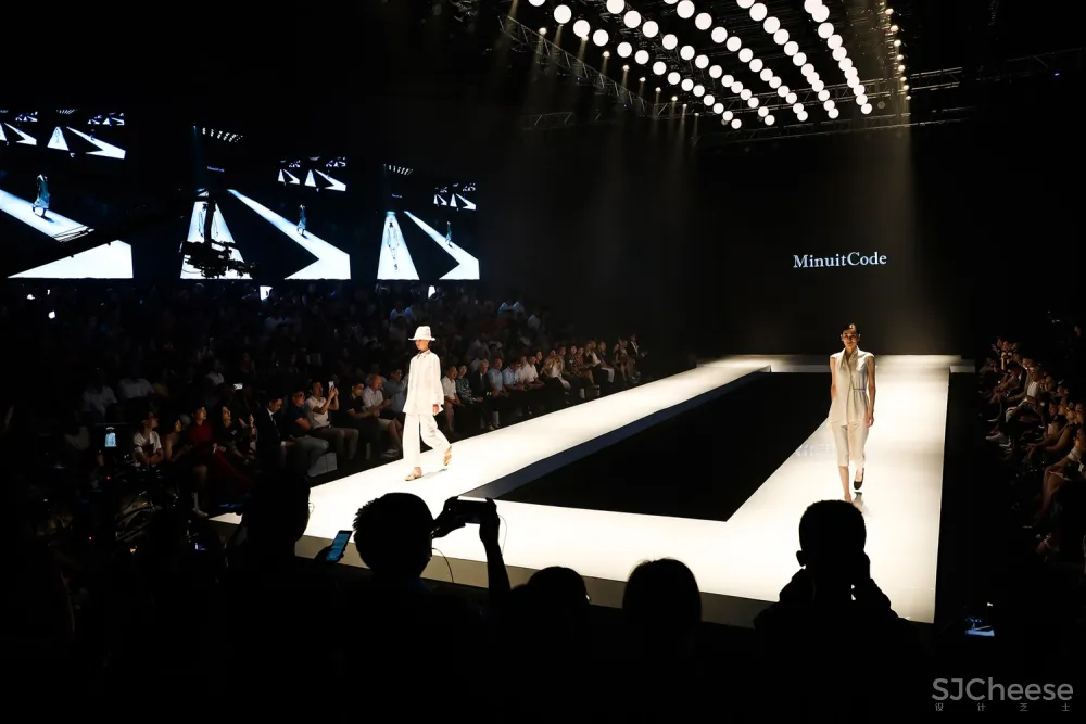 中国轻纺城时尚发布剧场 / WAU Design