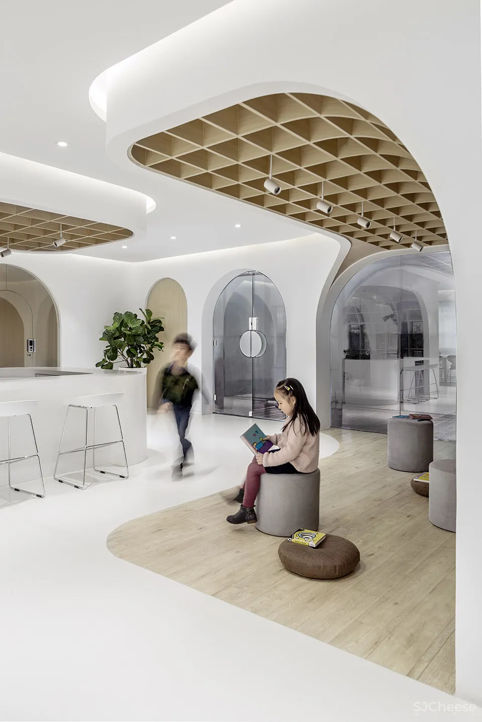 回廊、弧形墙和曲面的门窗构建出亲切舒适的学习环境 目心设计