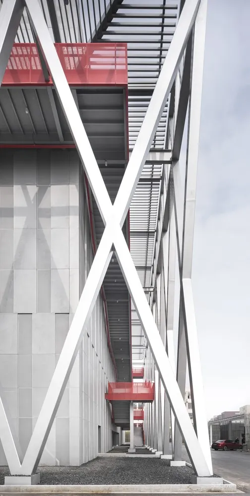 AZL Architects | 兼具运动时尚与艺术画廊智能工厂