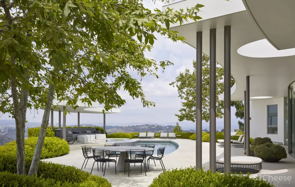 Jamie Bush | Beverly Hills Estate , 开放通风的现代住宅