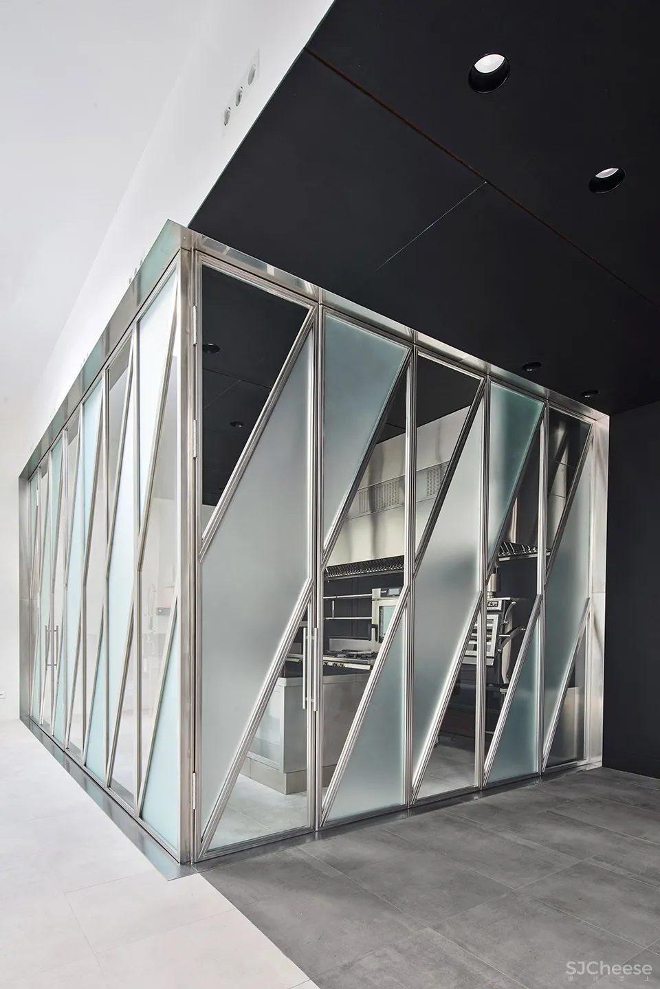 大阪九小时胶囊旅馆,灯光调节情绪 / 成濑·猪熊建筑设计事务所