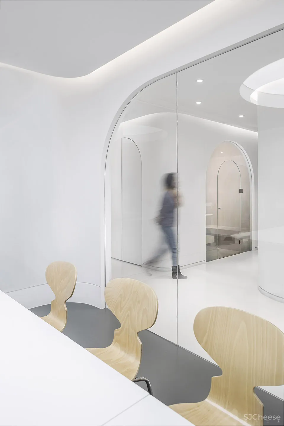 回廊、弧形墙和曲面的门窗构建出亲切舒适的学习环境 目心设计