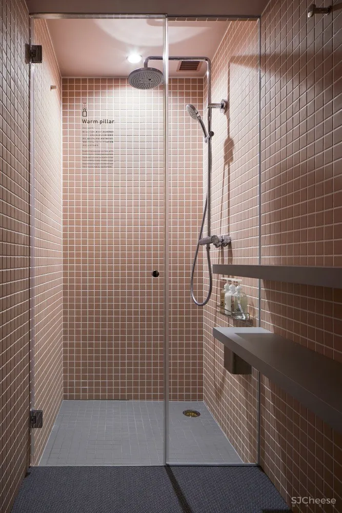 大阪九小时胶囊旅馆,灯光调节情绪 / 成濑·猪熊建筑设计事务所