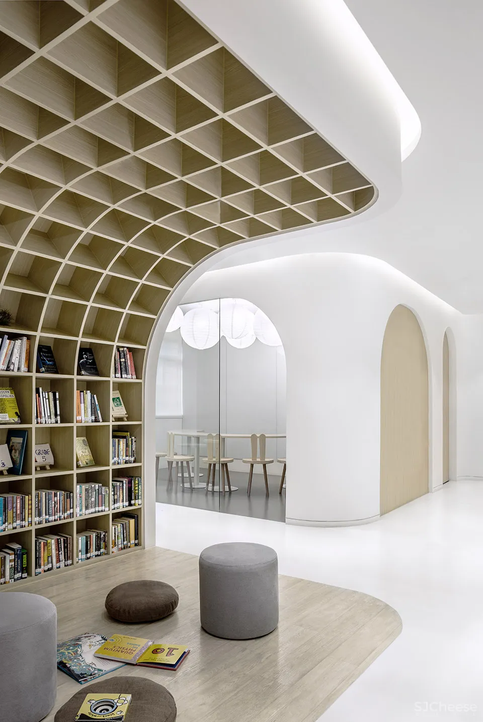 回廊、弧形墙和曲面的门窗构建出亲切舒适的学习环境 目心设计