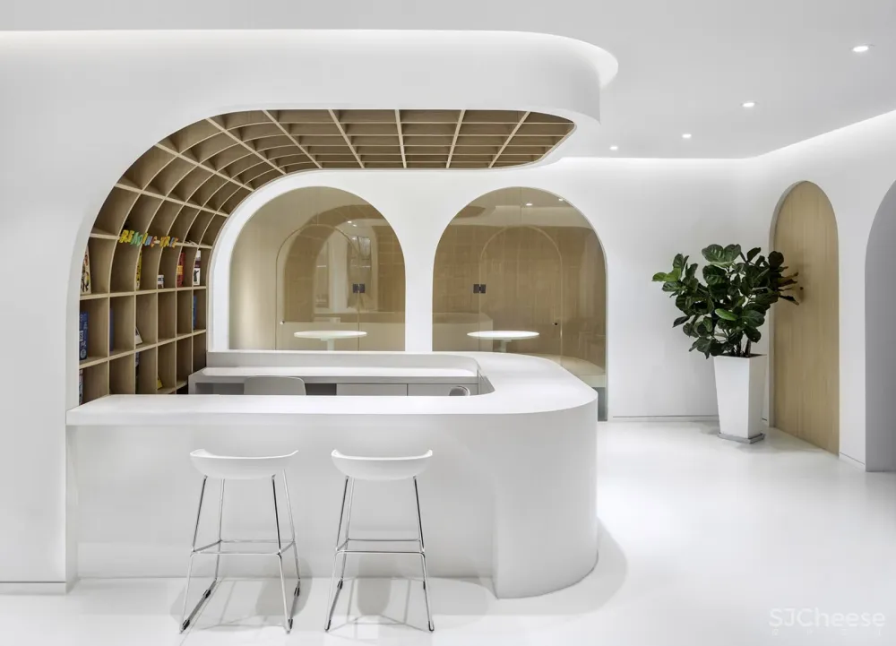 回廊、弧形墙和曲面的门窗构建出亲切舒适的学习环境 目心设计