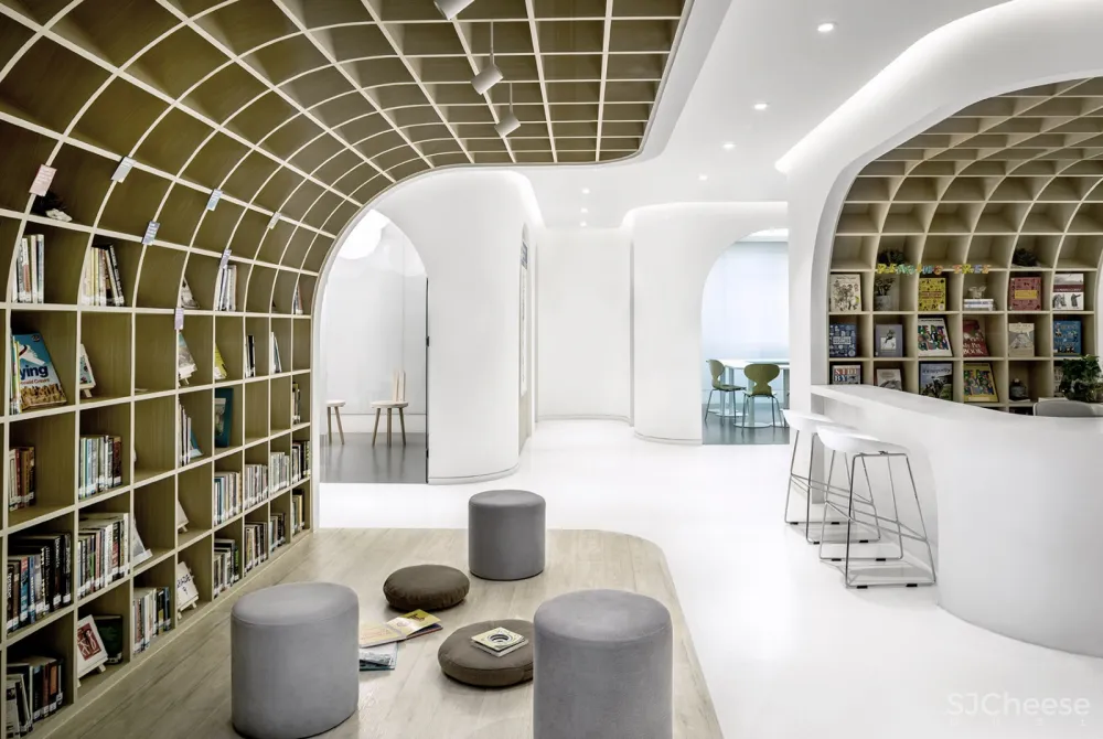 回廊、弧形墙和曲面的门窗构建出亲切舒适的学习环境 目心设计