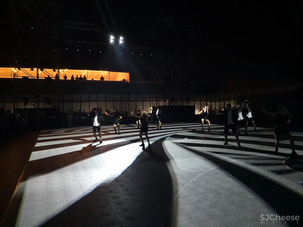 AZL Architects | 兼具运动时尚与艺术画廊智能工厂