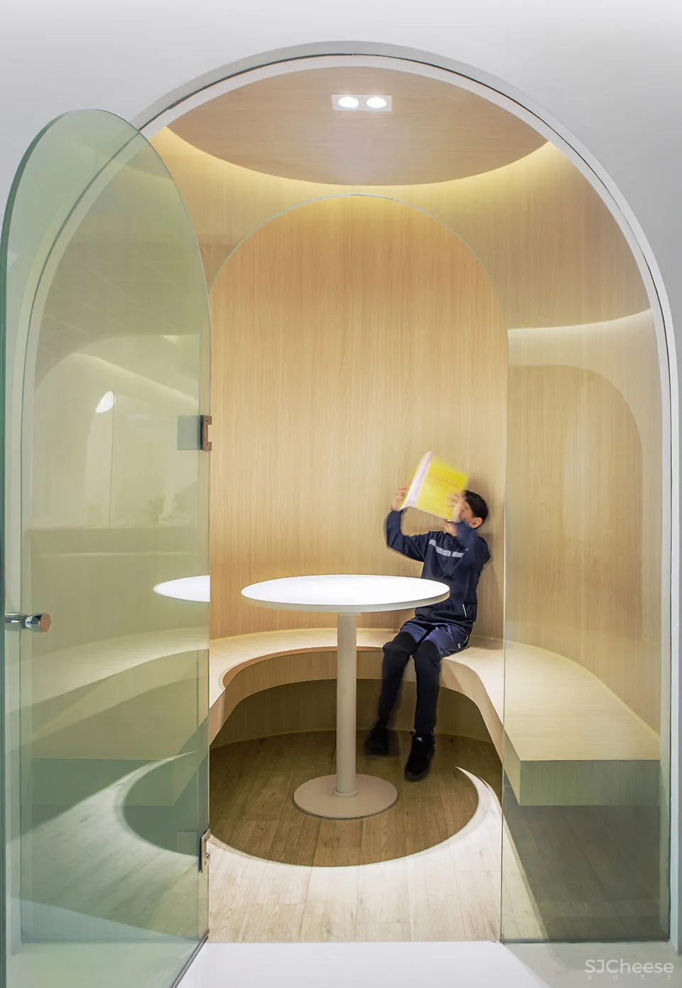 回廊、弧形墙和曲面的门窗构建出亲切舒适的学习环境 目心设计