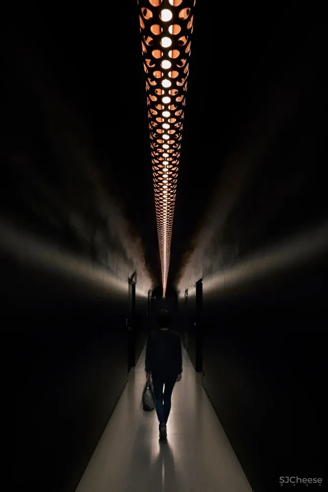 大阪九小时胶囊旅馆,灯光调节情绪 / 成濑·猪熊建筑设计事务所