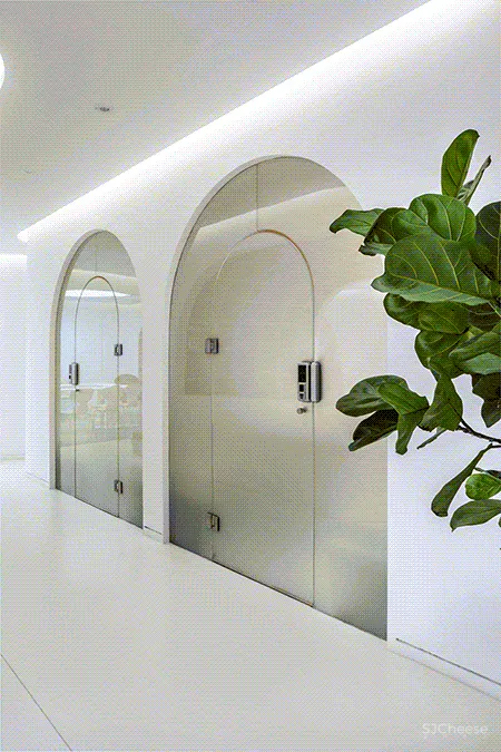 回廊、弧形墙和曲面的门窗构建出亲切舒适的学习环境 目心设计