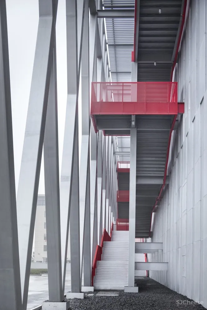 AZL Architects | 兼具运动时尚与艺术画廊智能工厂