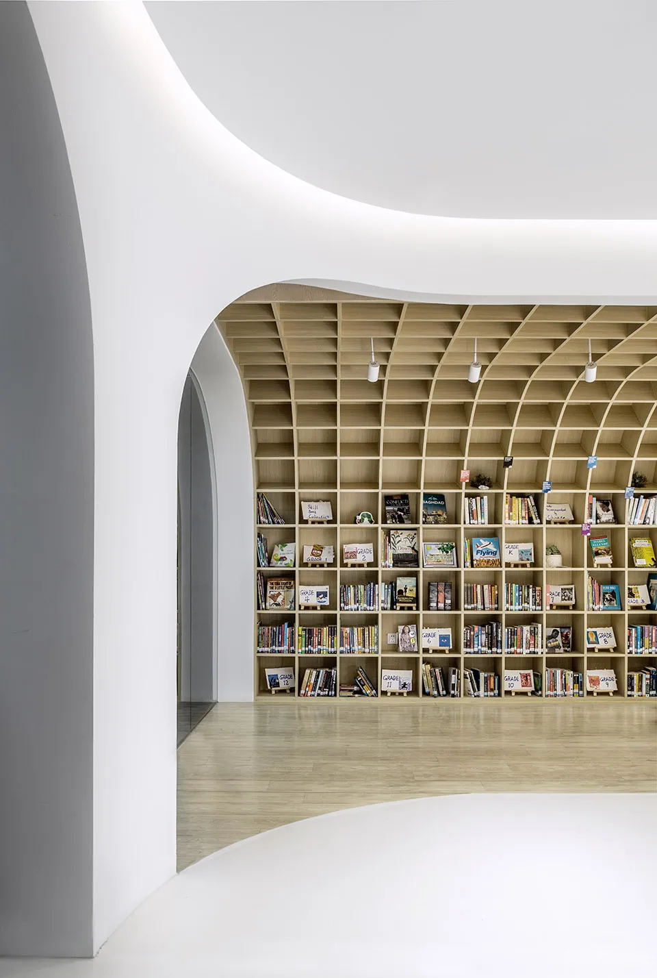 回廊、弧形墙和曲面的门窗构建出亲切舒适的学习环境 目心设计