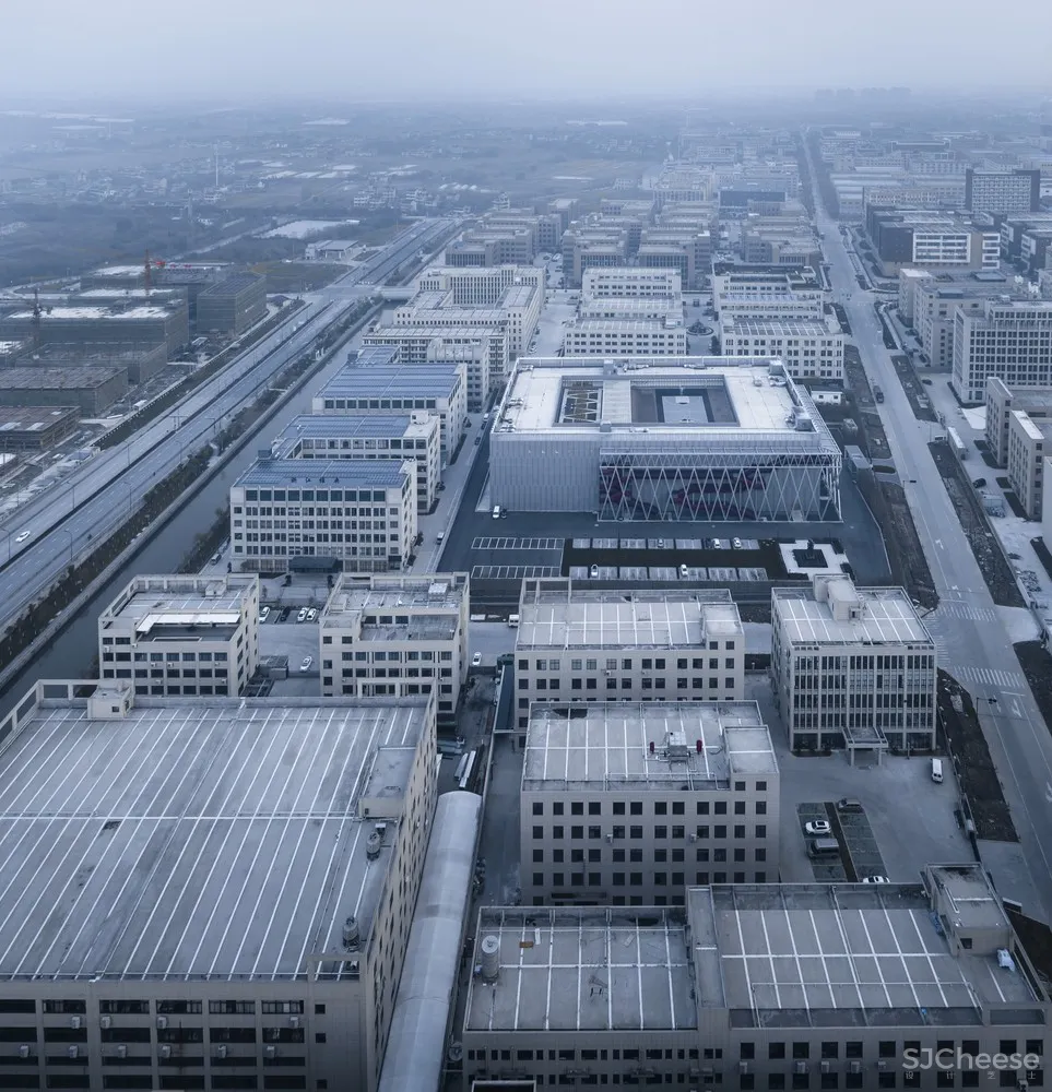 AZL Architects | 兼具运动时尚与艺术画廊智能工厂