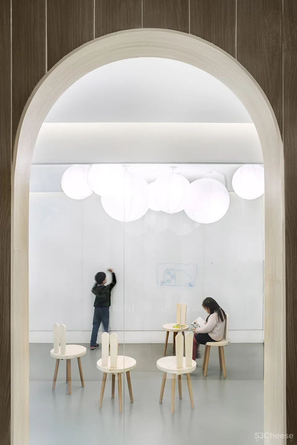 回廊、弧形墙和曲面的门窗构建出亲切舒适的学习环境 目心设计