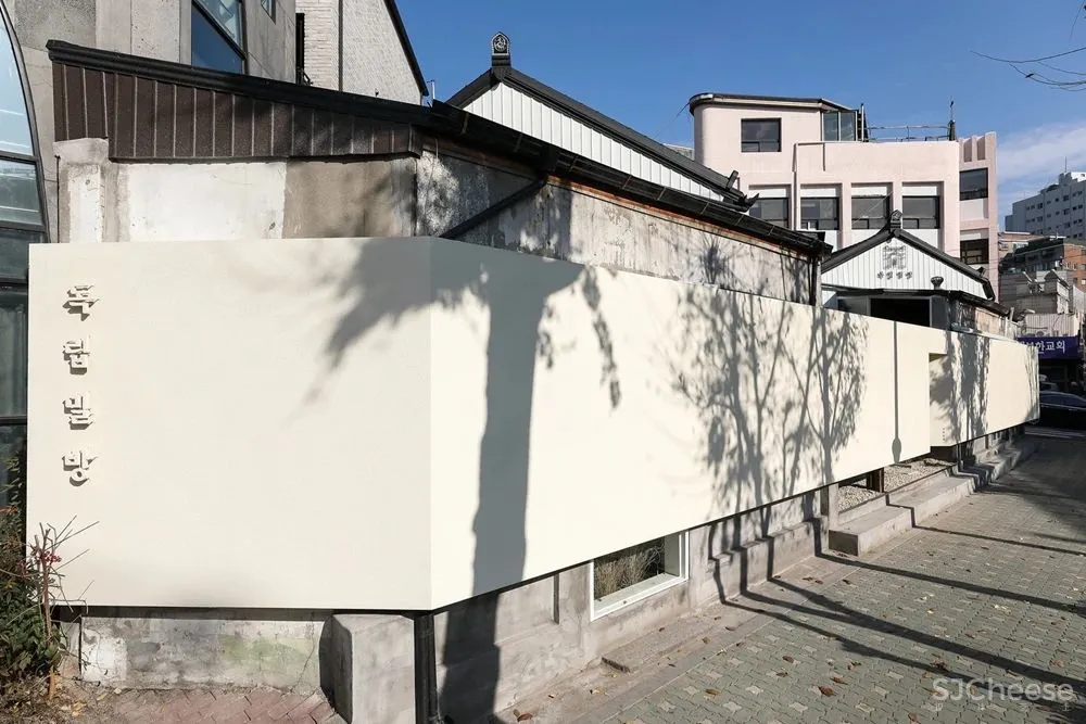 首尔市中心这家餐厅,院里竟种满了茅草?