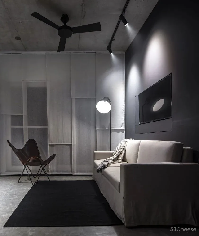 这个家又黑暗又绚烂，既大胆又原始，你会选择住在这个酷酷的空间吗？