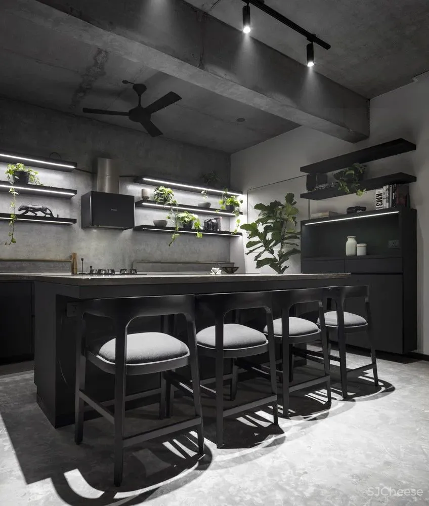 这个家又黑暗又绚烂，既大胆又原始，你会选择住在这个酷酷的空间吗？