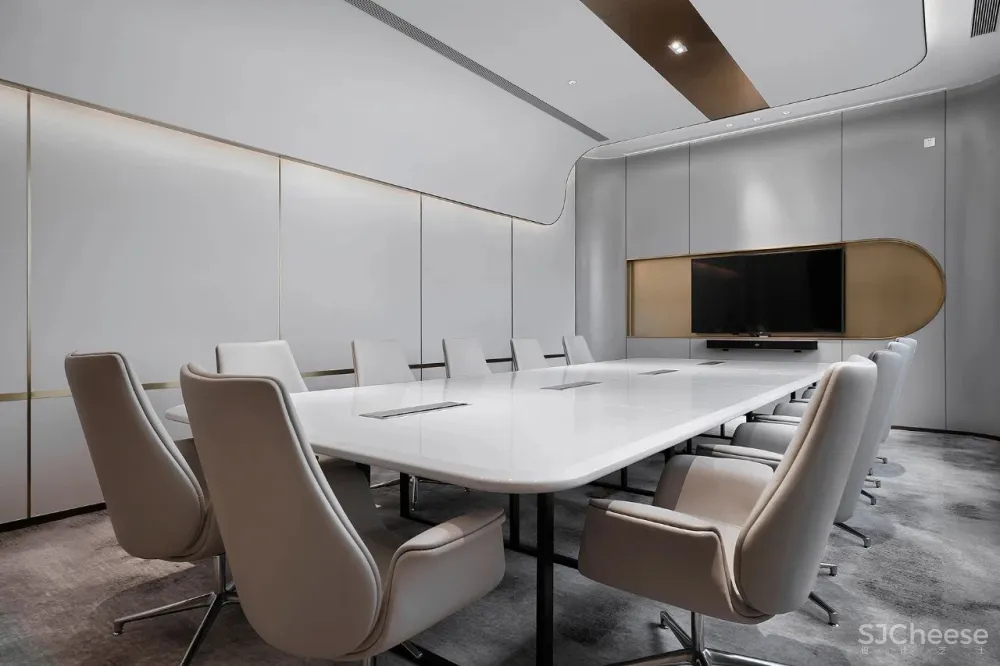 金与蓝点缀的灵动空间,唤起新与旧的时光对话