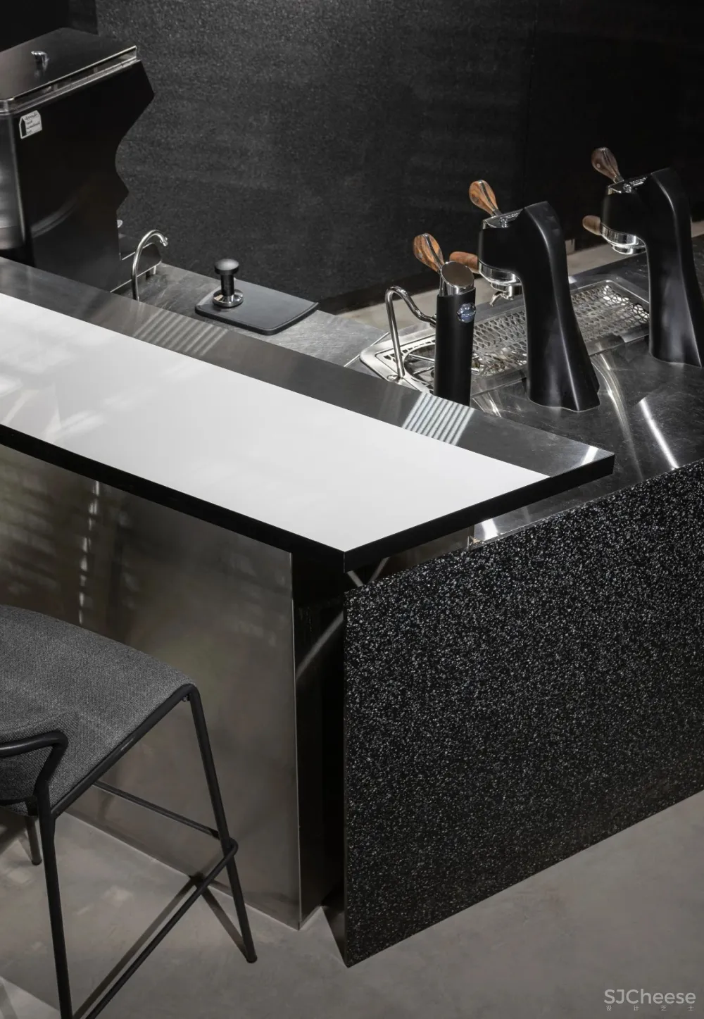 材质极致运用，拉丝不锈钢赋予空间高级感！