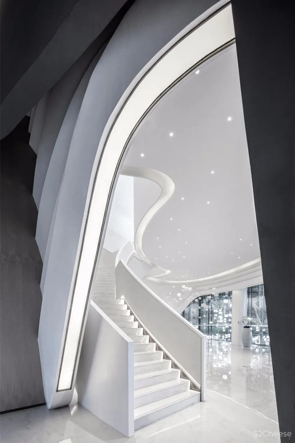 凌子达新作 星云流动的空间