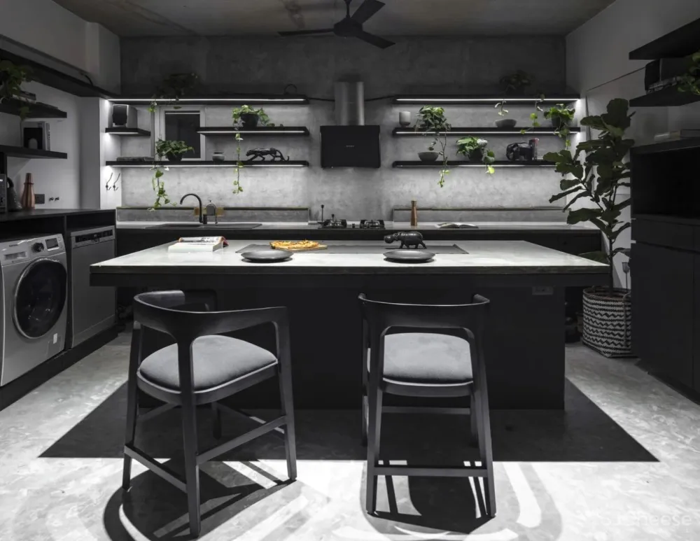 这个家又黑暗又绚烂，既大胆又原始，你会选择住在这个酷酷的空间吗？