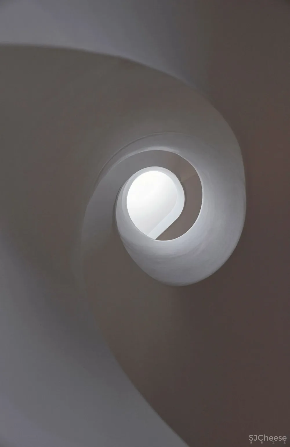 这个家 7 米高的旋转楼梯,美翻了!