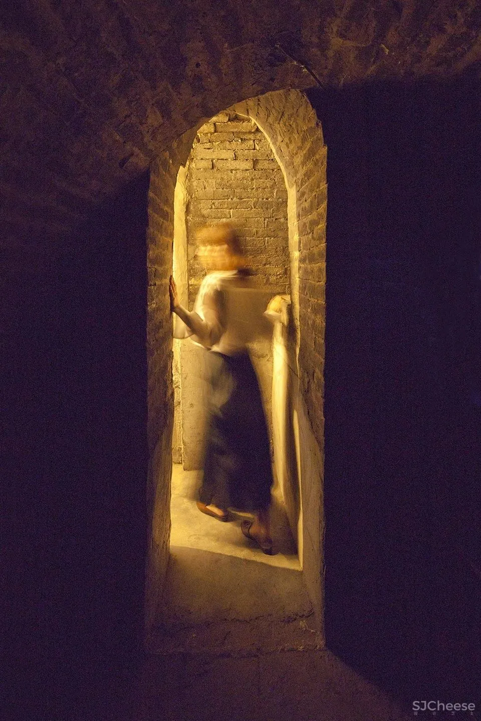 北京这栋沉静百年的老宅没有爆改,却把过道运用得淋漓尽致!