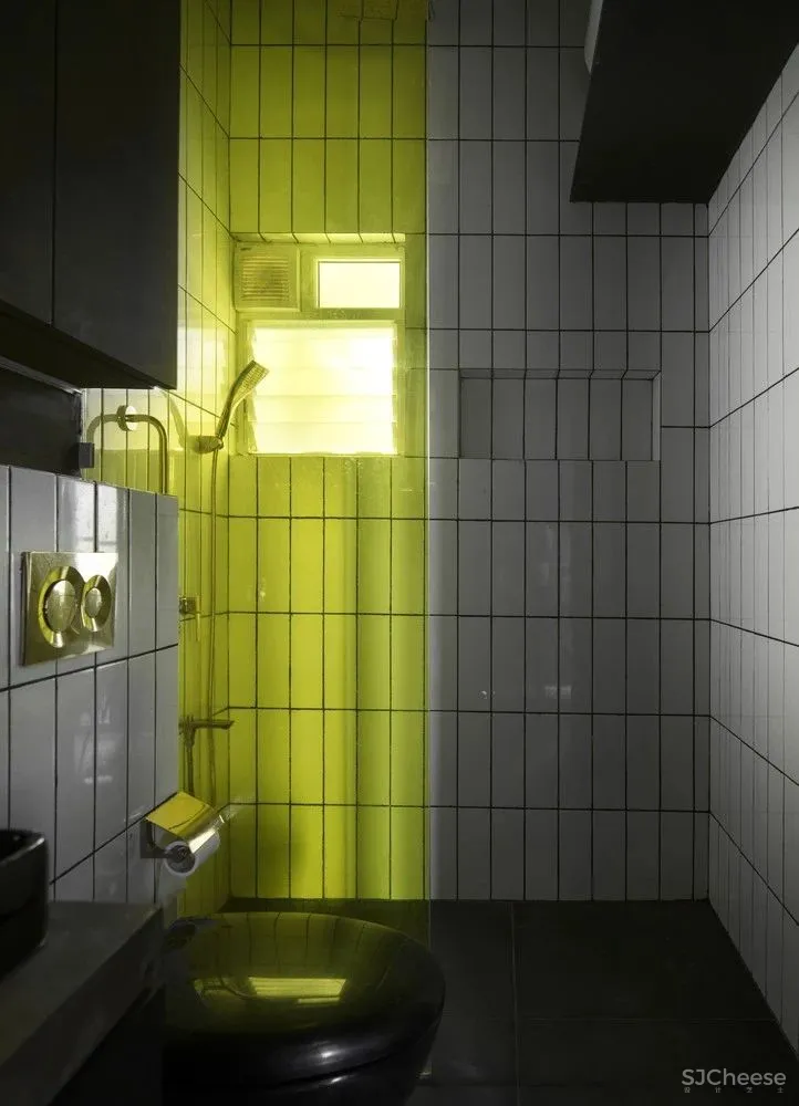 这个家又黑暗又绚烂，既大胆又原始，你会选择住在这个酷酷的空间吗？